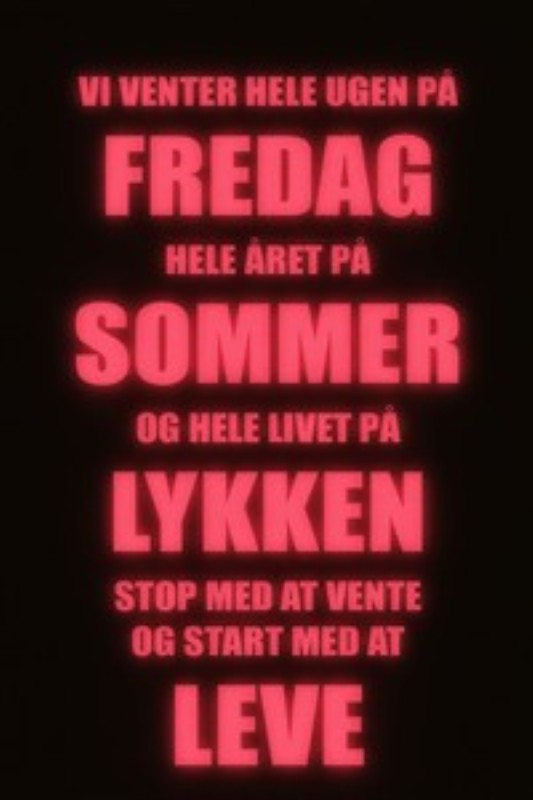 Lev nu: Omfavne livet i stedet for at vente - Tag et skridt ind i nuet med denne inspirerende plakat, der minder os om at værdsætte hver dag. Stop med at vente på lykken, og start med at leve livet fuldt ud.